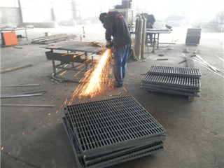 鋼格板人工焊車間